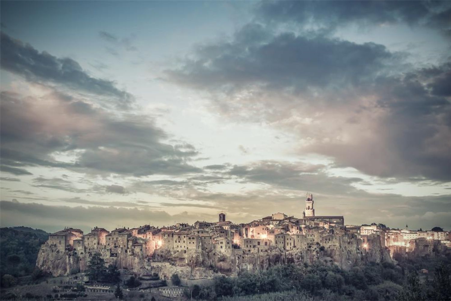 oud dorp bedekt met wolken in de lucht