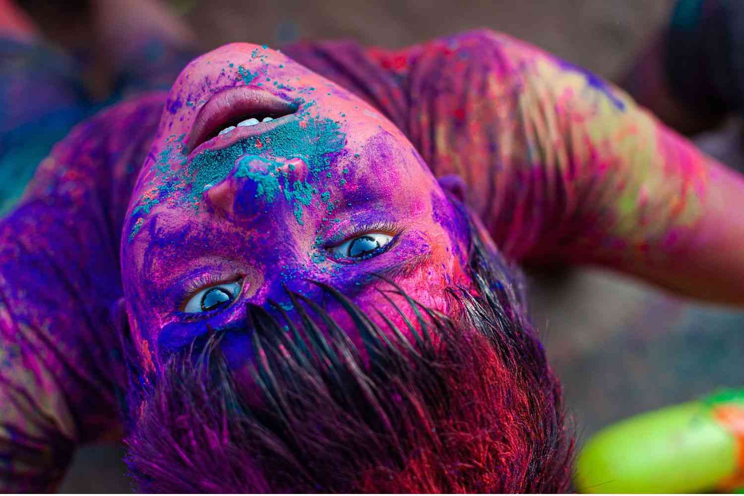 Look Back to Show a Bright Face Sprinkled With Holi