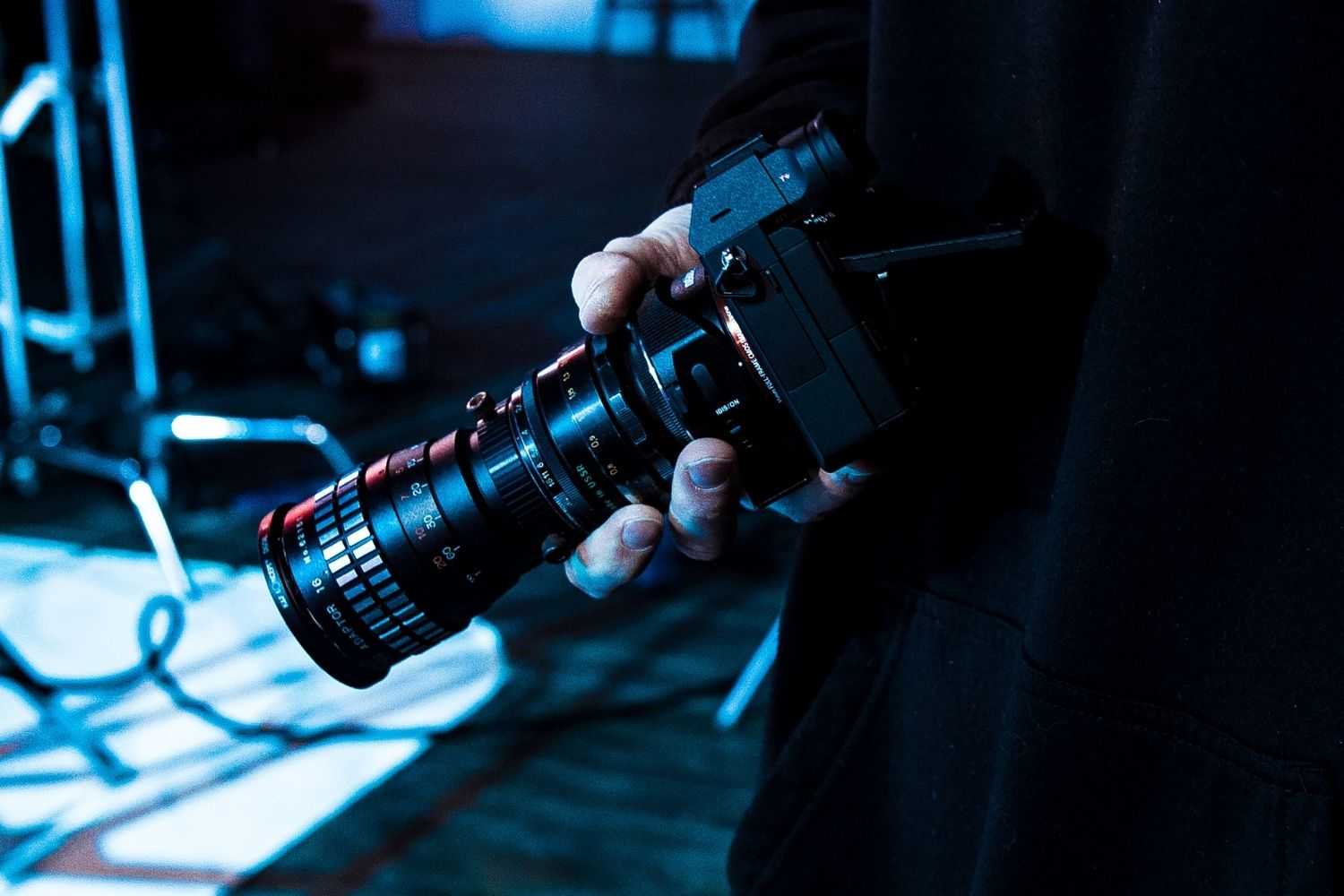 hombre sostiene un lente anamórfico