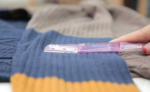 removing the pills from sweater with shavers