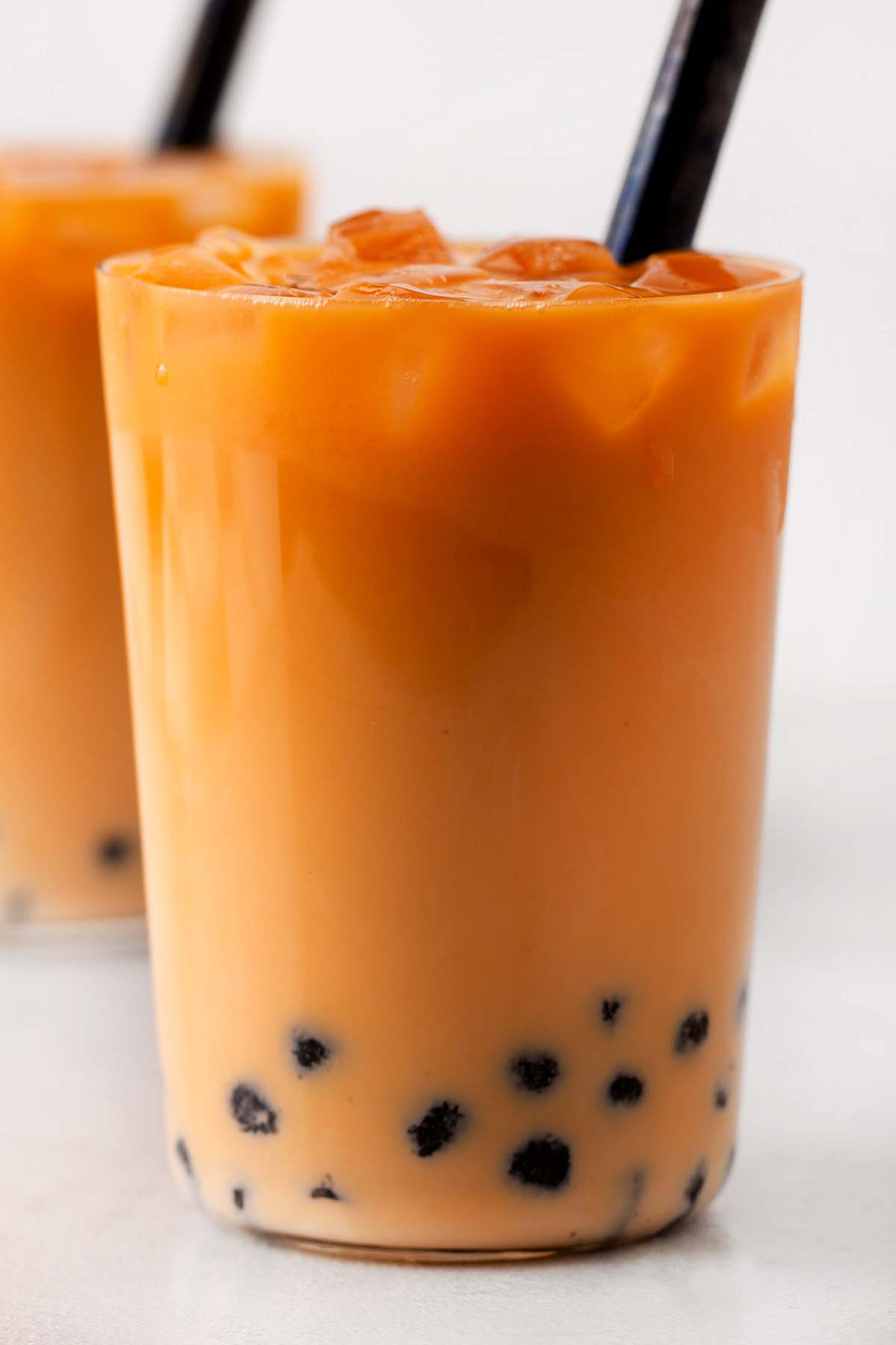 Bubble Tea DIY Thai Boba Iced Tea Kit with 5 DeDe Instant Milk Tea, WuFuYuan Instant Black Tapioca Pearls, 5 Boba Straws & Bubble Tea Magnet