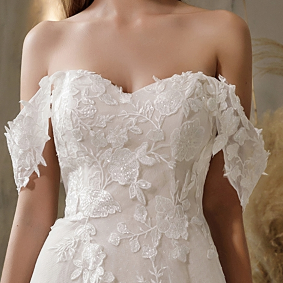 Floral Lace Wedding Dress With Detachable Off-The-Shoulder Straps