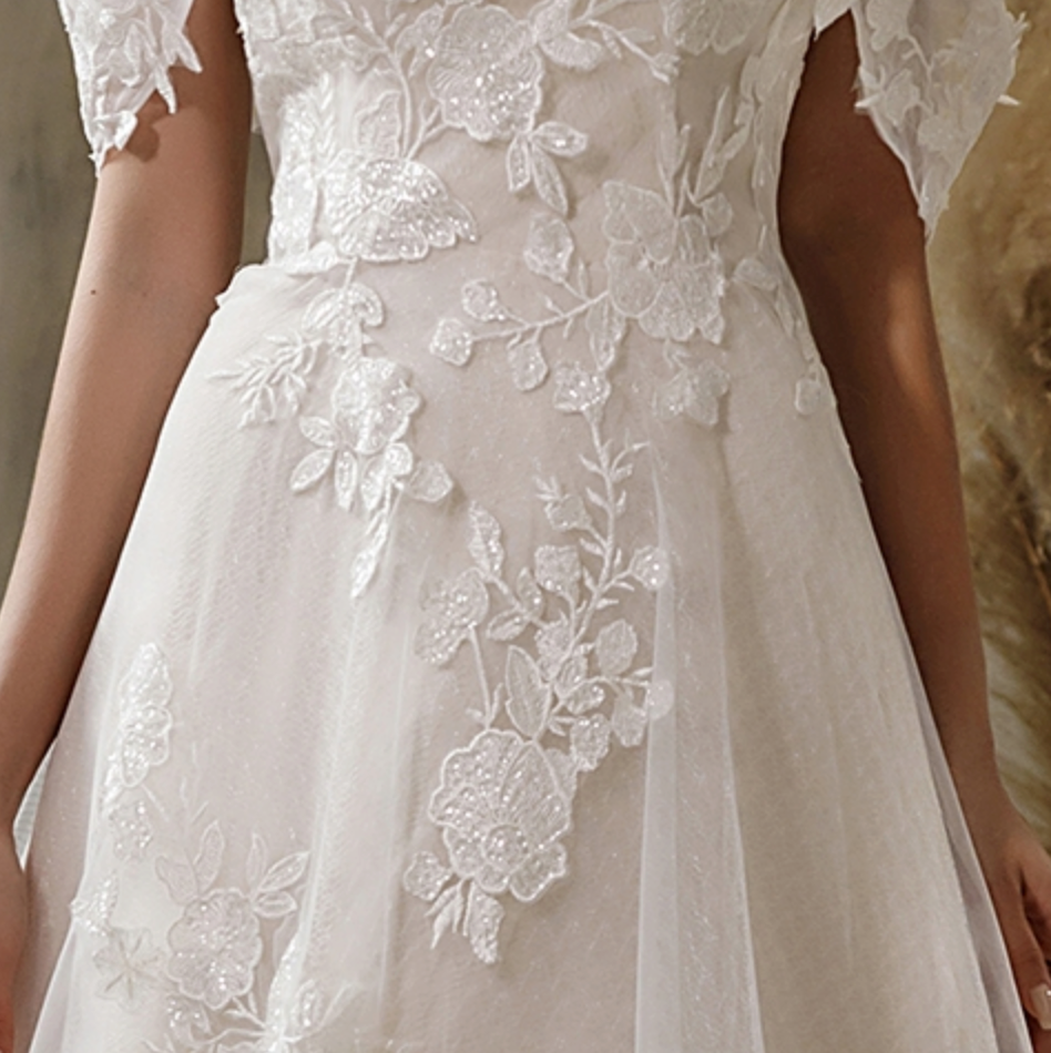 Floral Lace Wedding Dress With Detachable Off-The-Shoulder Straps