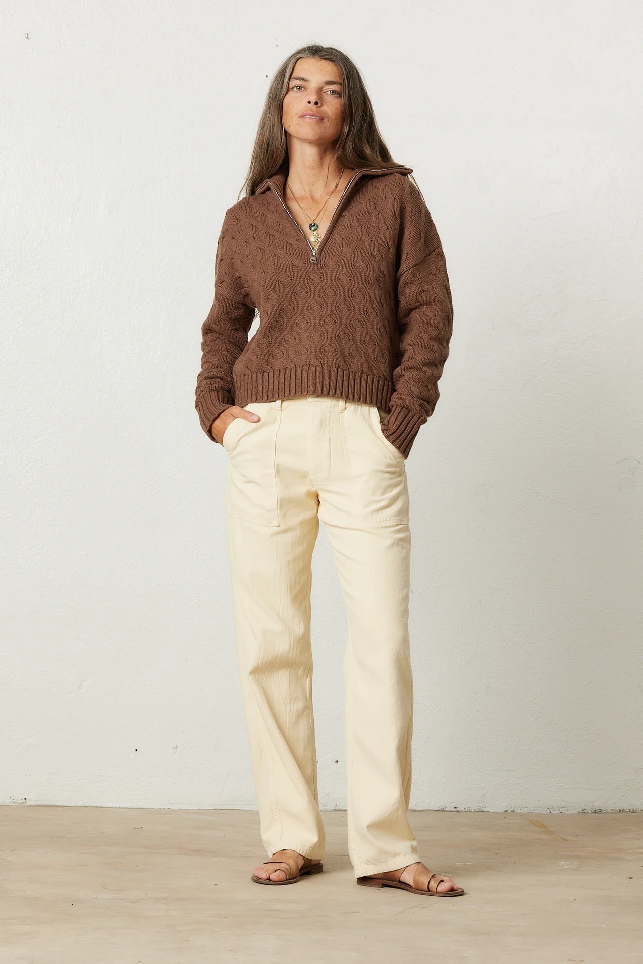 AMINAH CROP CABLE KNIT - BROWN