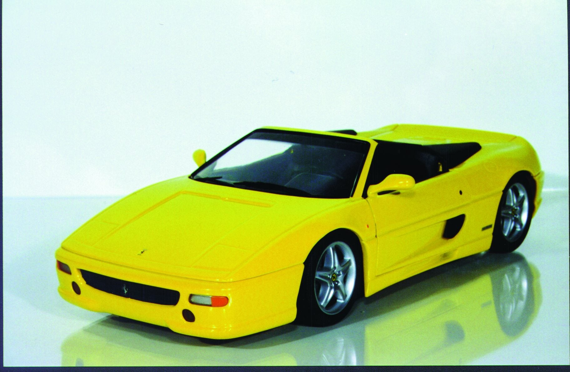 1:18 UT Models Ferrari F355 Spider (Convertible)