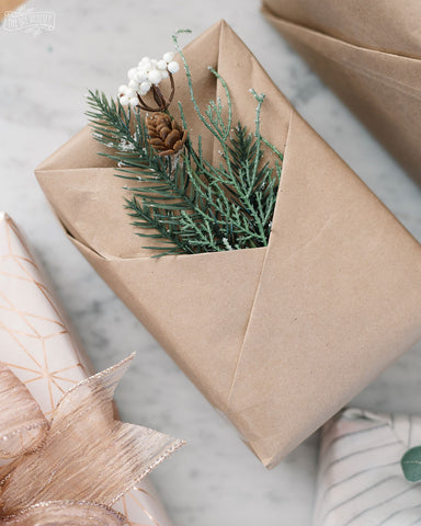 Wrap your Mother's Day gift with a kraft paper bag and dried flowers.