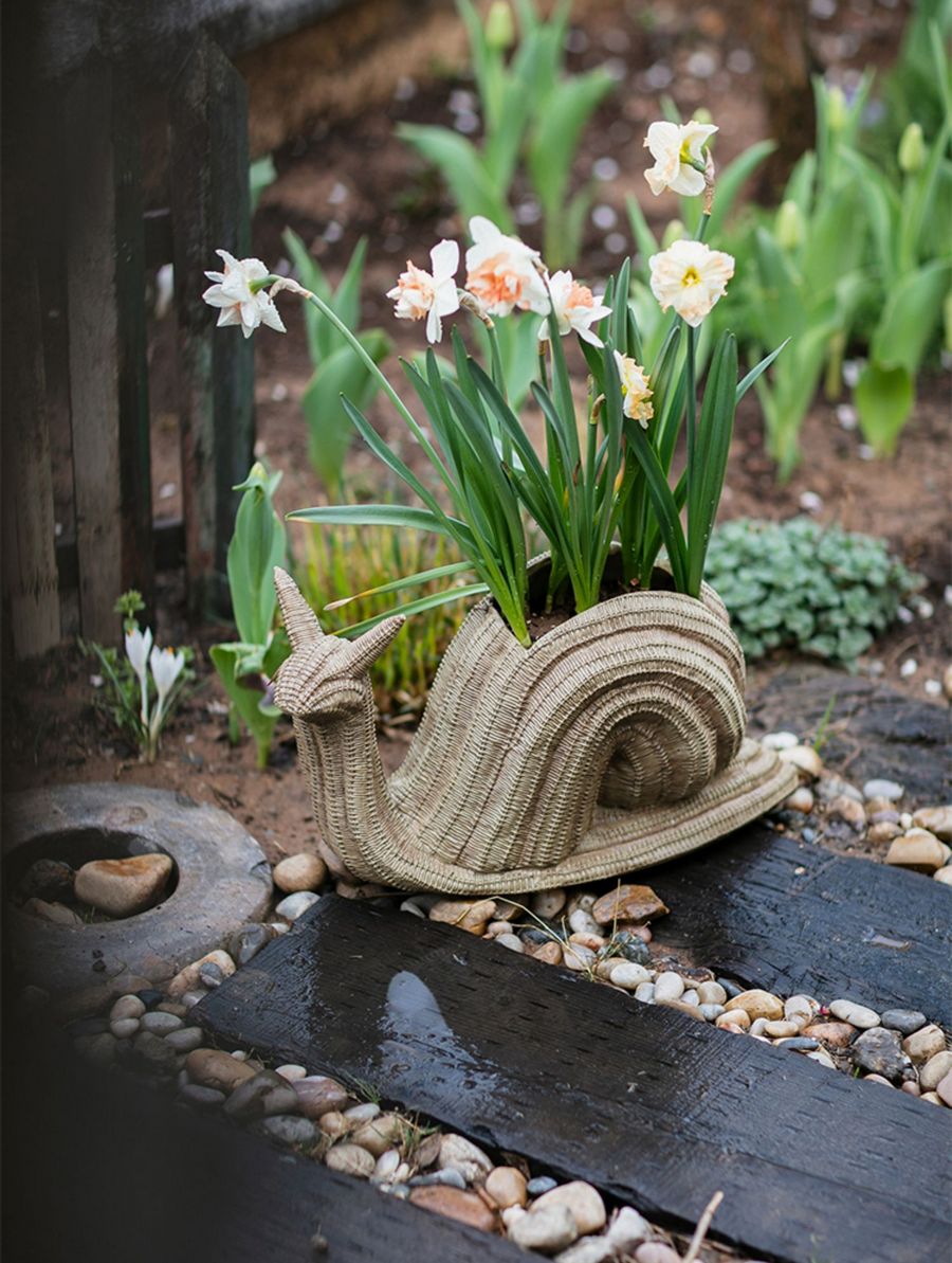 Cute Snail Statues. Garden Animal Statues. Snail Flowerpot for Garden Decoration. Unique Modern Garden Sculptures. Creative Villa Outdoor Gardening Ideas
