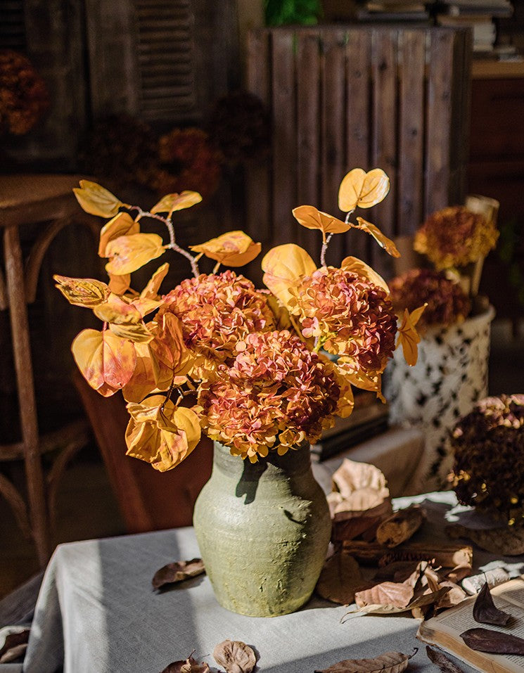Hydrangea Flowers. Artificial Floral for Bedroom. Flower Arrangement Ideas for Dining Room Table. Ranunculus Asiaticus Flowers. Simple Modern Floral Arrangement Ideas for Home Decoration