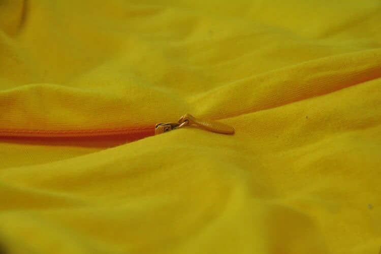 zipper of Bruce Lee Yellow Jumpsuit Kung Fu Costume in Game of Death