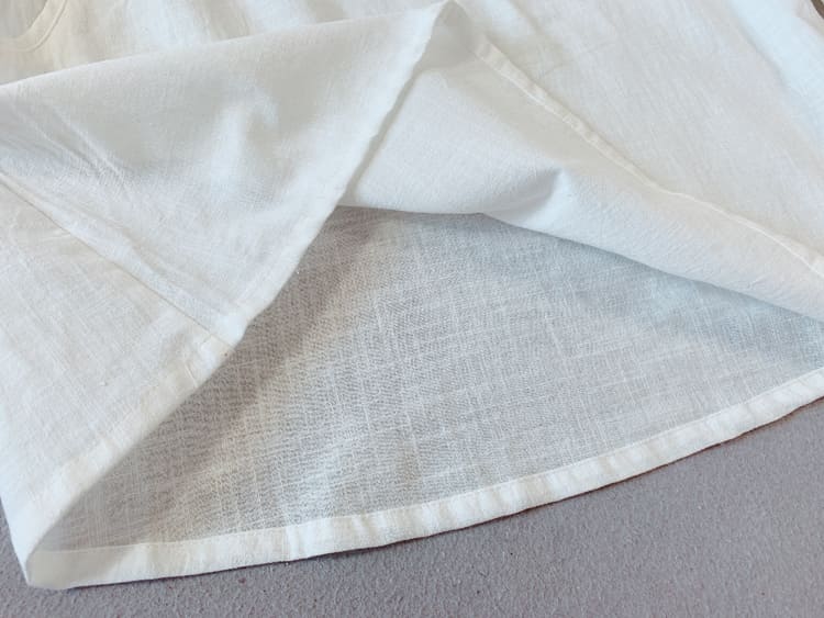 Hem of the qipao blouse with short sleeves