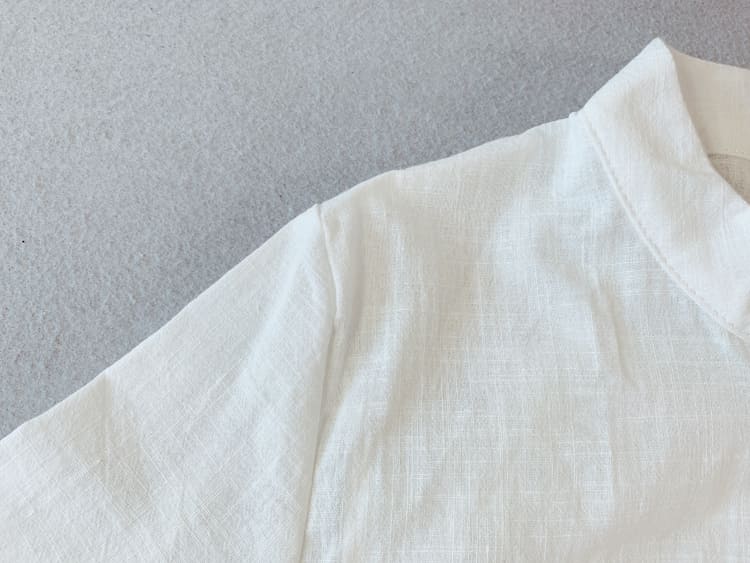 Shoulder seam of the qipao blouse with short sleeves