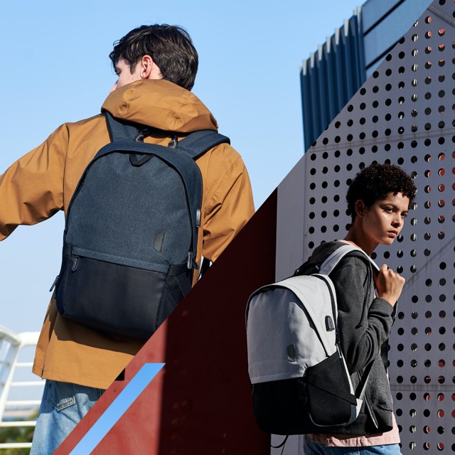 各背着一个 Worthfind 背包的男性和女性模特